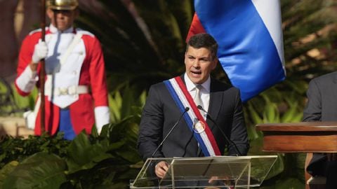 El nuevo presidente de Paraguay, Santiago Peña, habla después de prestar juramento el día de su investidura en Asunción, Paraguay.