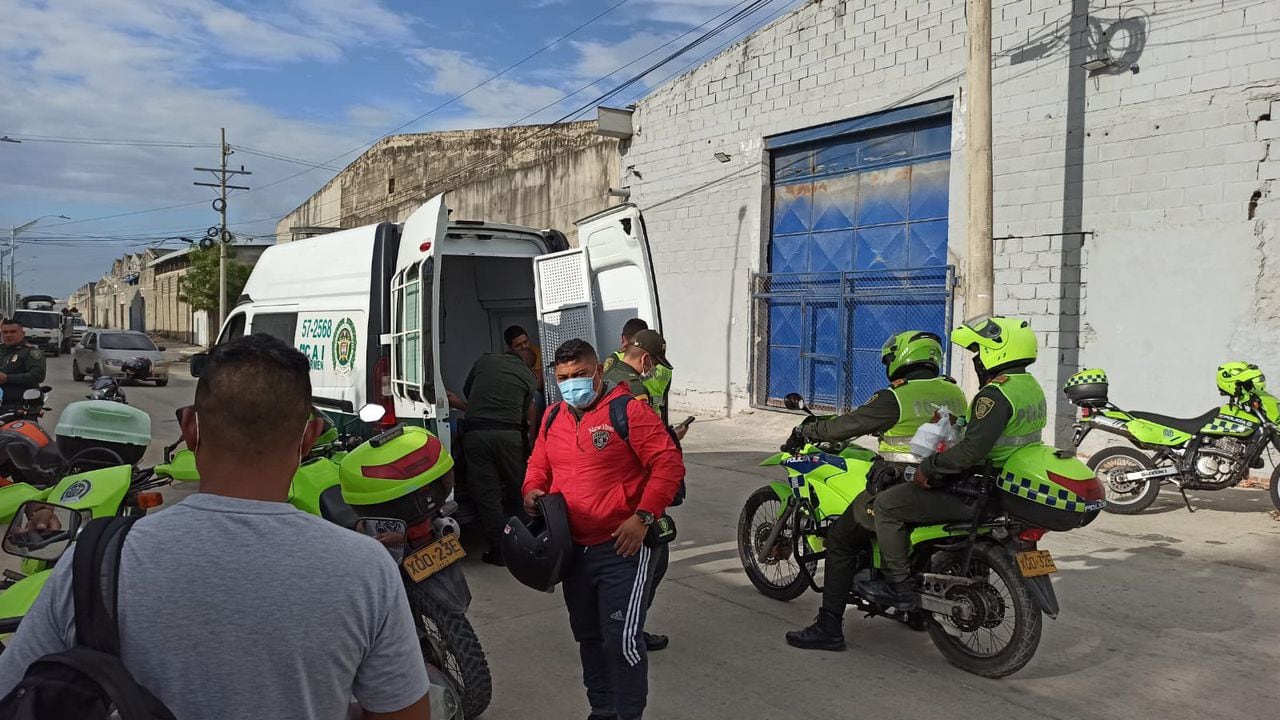 Agentes de la Policía Metropolitana de Barranquilla buscan a presos que se fugaron de centro de reclusión.
