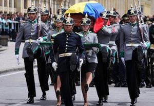 Los restos óseos del mayor Julián Ernesto Guevara, quien murió en cautiverio hace más de cuatro años, fueron velados en el Centro Religioso de la Policía, en la capital colombiana.
El sepelio se cumplió el lunes en la Catedral Primada de la capital colombiana. "También participaron en el velorio cientos de uniformados que querían rendirle un último homenaje a su compañero y amigo. También lo hicieron los familiares de otros colombianos que aún permanecen secuestrados.

