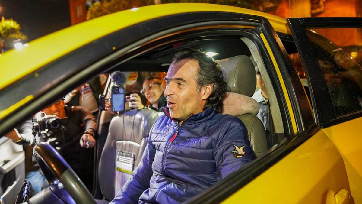 Federico Gutiérrez con líderes taxistas.