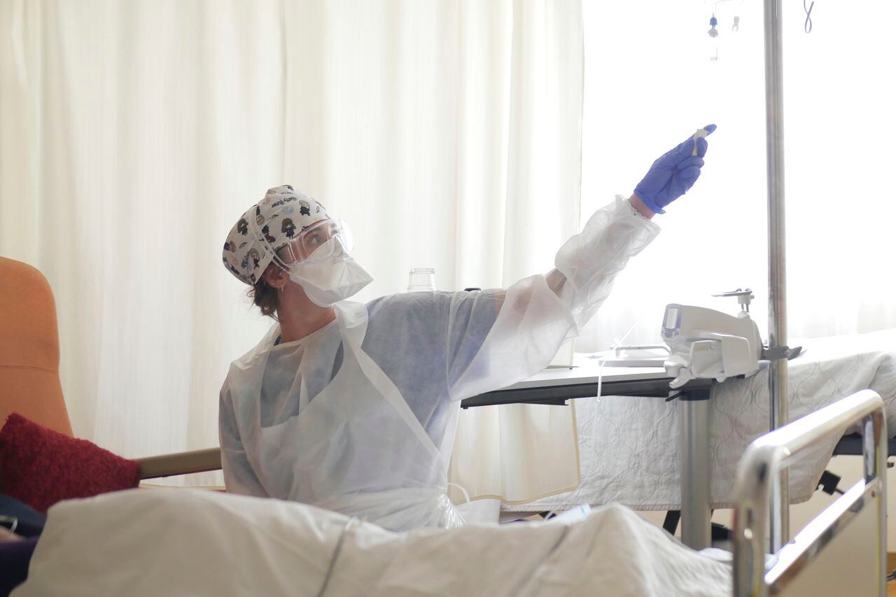 Una enfermera atiende a un paciente con coronavirus en la unidad de terapia intensiva en la clínica Ambroise Pare, en Neuilly-sur-Seine, cerca de París. (AP Foto/Thibault Camus, Archivo)