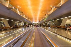 Interior de la terminal del aeropuerto internacional Hamad, Qatar