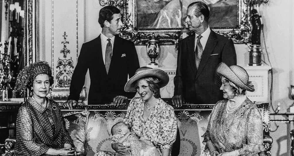 Carlos III acusó a su padre, Felipe, de obligarlo a casarse con Diana de Gales, quien aparece, con el príncipe William en brazos, al lado de su suegra, Isabel II, y la reina madre. Era 1982.
