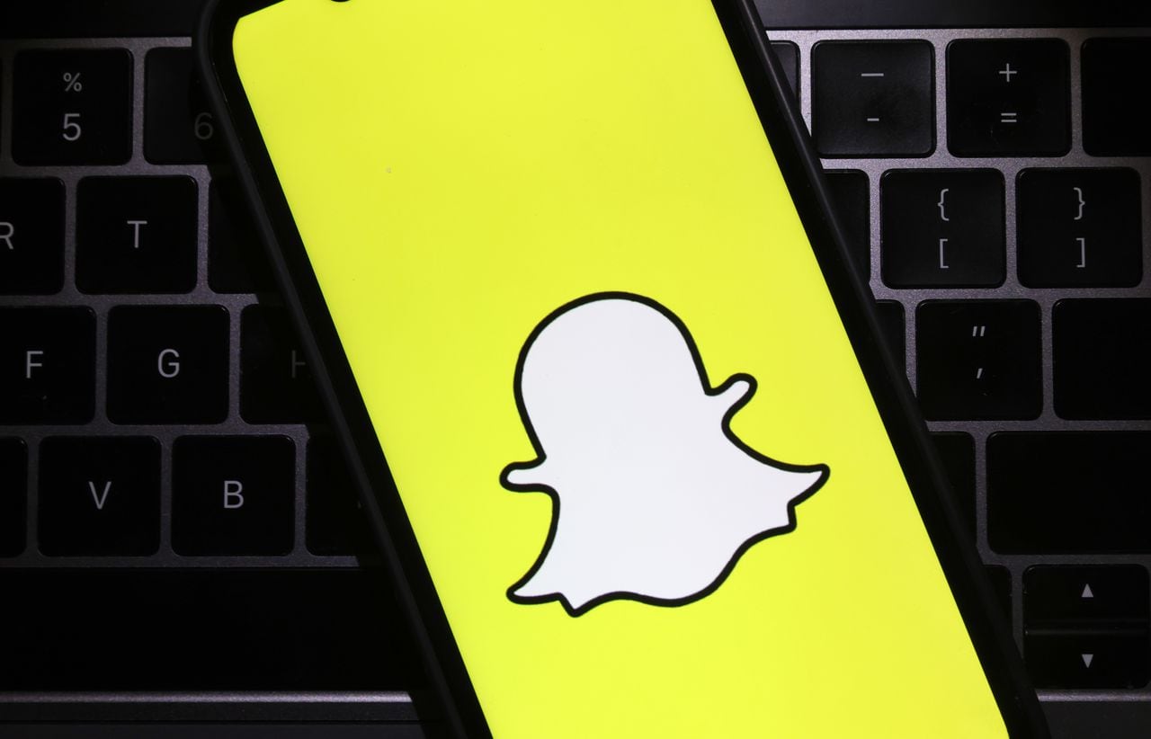 SAN ANSELMO, CALIFORNIA - FEBRUARY 03: In this photo illustration, the Snapchat logo is displayed on a cell phone screen on February 03, 2022 in San Anselmo, California. Shares of Snapchat surged in after hours trading after the company reported a better-than-expected fourth quarter earnings. (Photo illustration by Justin Sullivan/Getty Images)