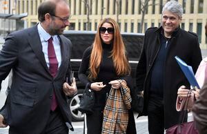 Colombian singer Shakira (C) arrives at the court in Barcelona on December 1, 2022, to attend the ratification of the separation demand with his ex husband and the agreement on the custody of their children. (Photo by Pau BARRENA / AFP)