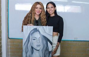 Joven de 19 años le entregó a Shakira un cuadro de su rostro hecho con sus propias manos