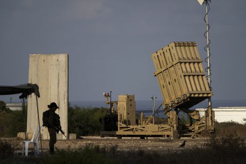 ARCHIVO - Una batería del sistema israelí de defensa antimisiles Domo de Hierro, desplegado para interceptar cohetes, en Ashkelon, en el sur de Israel, el 7 de agosto de 2022. (AP Foto/Ariel Schalit, Archivo)