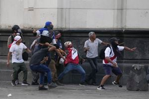 Partidarios del derrocado presidente Pedro Castillo arrojan piedras a la policía durante una protesta en Lima, Perú, el lunes 2 de diciembre de 2019.