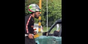 El motociclista huyó cuando el conductor decidió confrontarlo.
