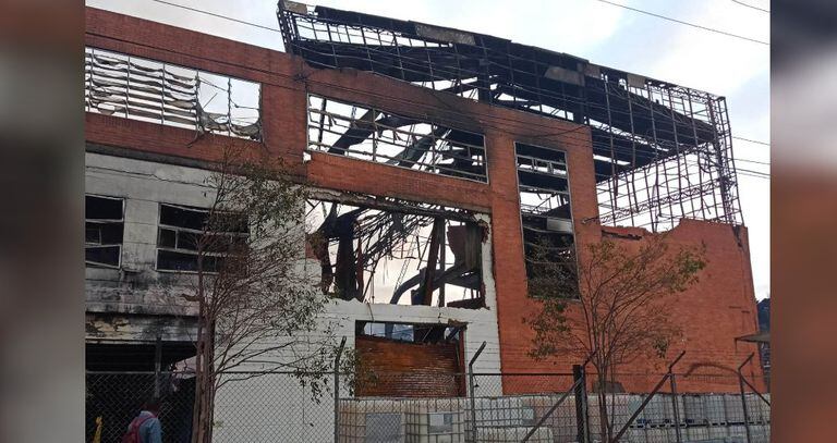 Así quedó la fábrica de colchones que se quemó en Cota, cerca a Bogotá.