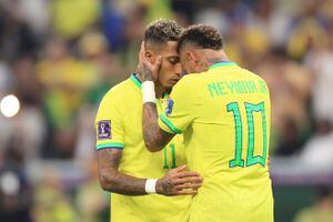 Raphinha y Neymar en el juego con Serbia.