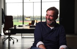 Jurgen Klopp sonríe durante la entrevista en la que confirmó su renovación con el Liverpool
