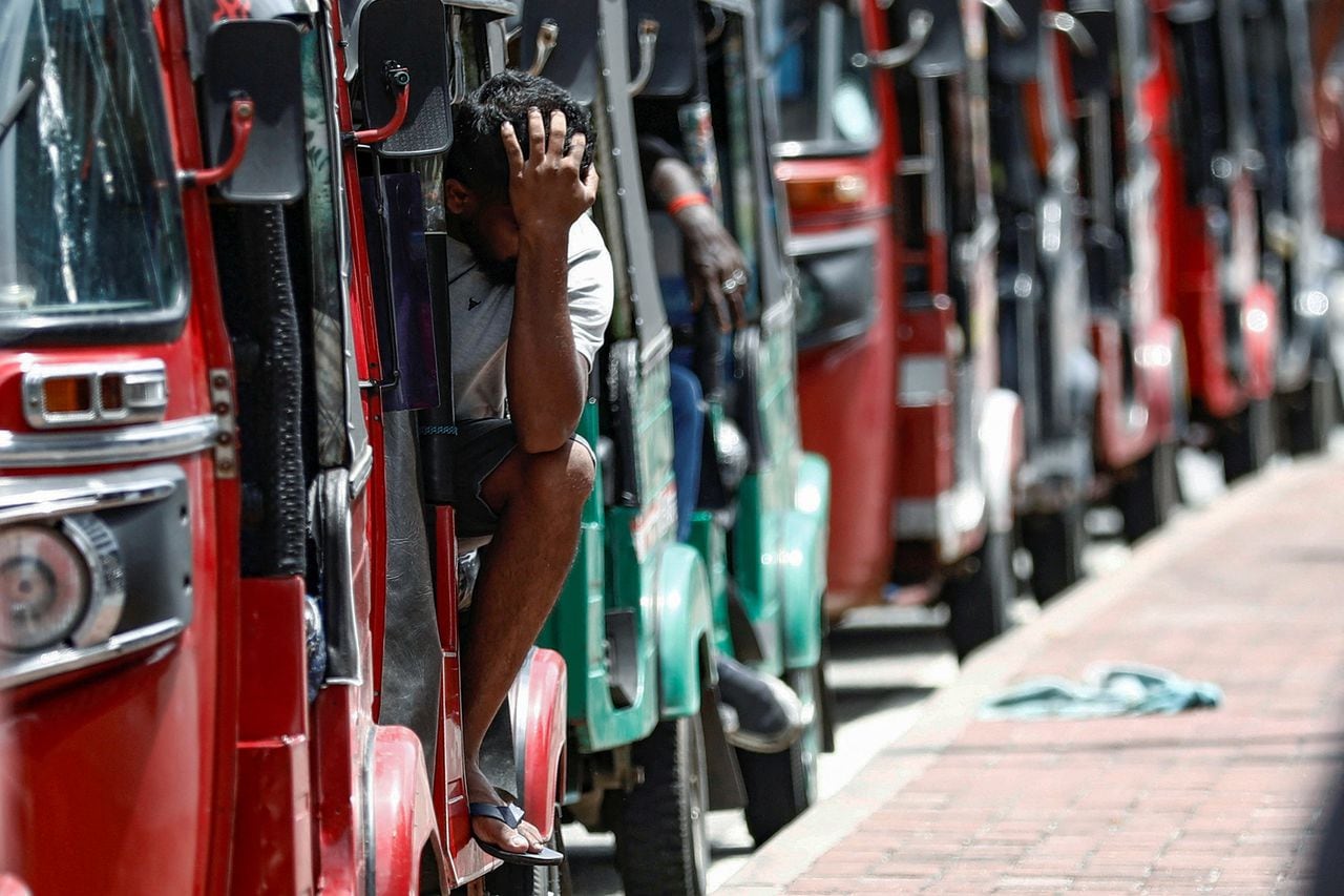 En imágenes : Largas colas por la crisis de la plaga de combustible en Sri Lanka