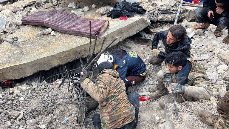 Aumenta la cifra de víctimas mortales tras terremoto en Turquía y Siria.