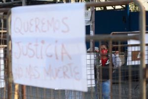 Personas a las afueras de la Cárcel de Ecuador donde una masacre deja 68 muertos