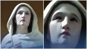Los feligreses quedaron sin ninguna palabras y procedieron a grabar la manifestación de la Virgen con su dispositivos celulares.