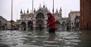 La Basílica de San Marcos fue uno de los monumentos patrimoniales más afectados con la inundación de Venecia. Foto: MARCO BERTORELLO / AFP