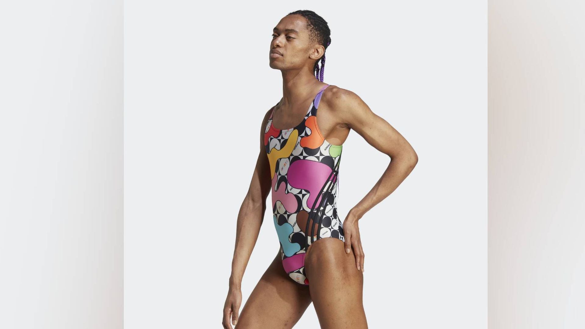 Adidas en boca de todos: la marca lanza traje de baño femenino, que modelado por un hombre