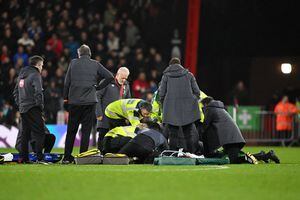 BOURNEMOUTH, ENGLAND - DECEMBER 16: Tom Lockyer of Luton Town (obscured) receives medical treatment after collapsing during the Premier League match between AFC Bournemouth and Luton Town at Vitality Stadium on December 16, 2023 in Bournemouth, England. (Photo by Mike Hewitt/Getty Images)