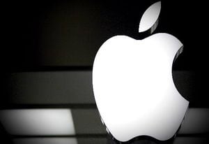 Recientemente Apple reclutó al jefe de la unidad de desarrollo e investigación de Mercedes-Benz en Silicon Valley, Johann Jungwirth, de acuerdo a un perfil aparecido en la red laboral LinkedIn. Aunque su cargo en el sitio web es jefe de sistemas de ingeniería de Mac, el Financial Times reportó que el ejecutivo se sumó al nuevo equipo de investigación de Apple.