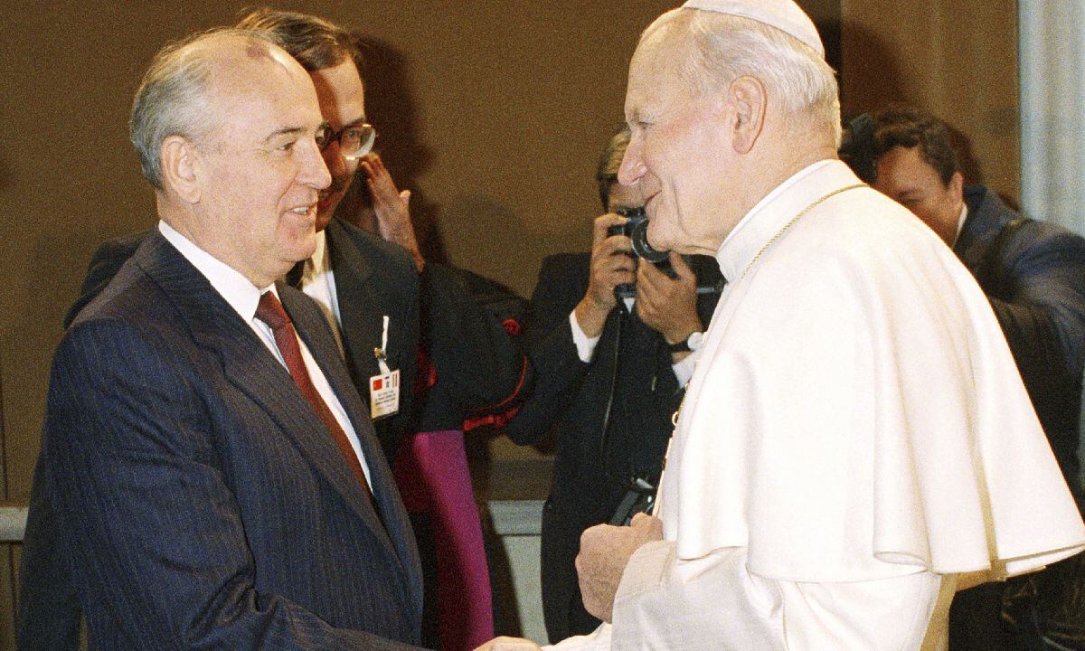 Dentro de las acciones que demostraron la intensión de Gorbachov de mejorar las relaciones soviéticas con el mundo, estaba la apertura religiosa, incluso siendo él ateo.