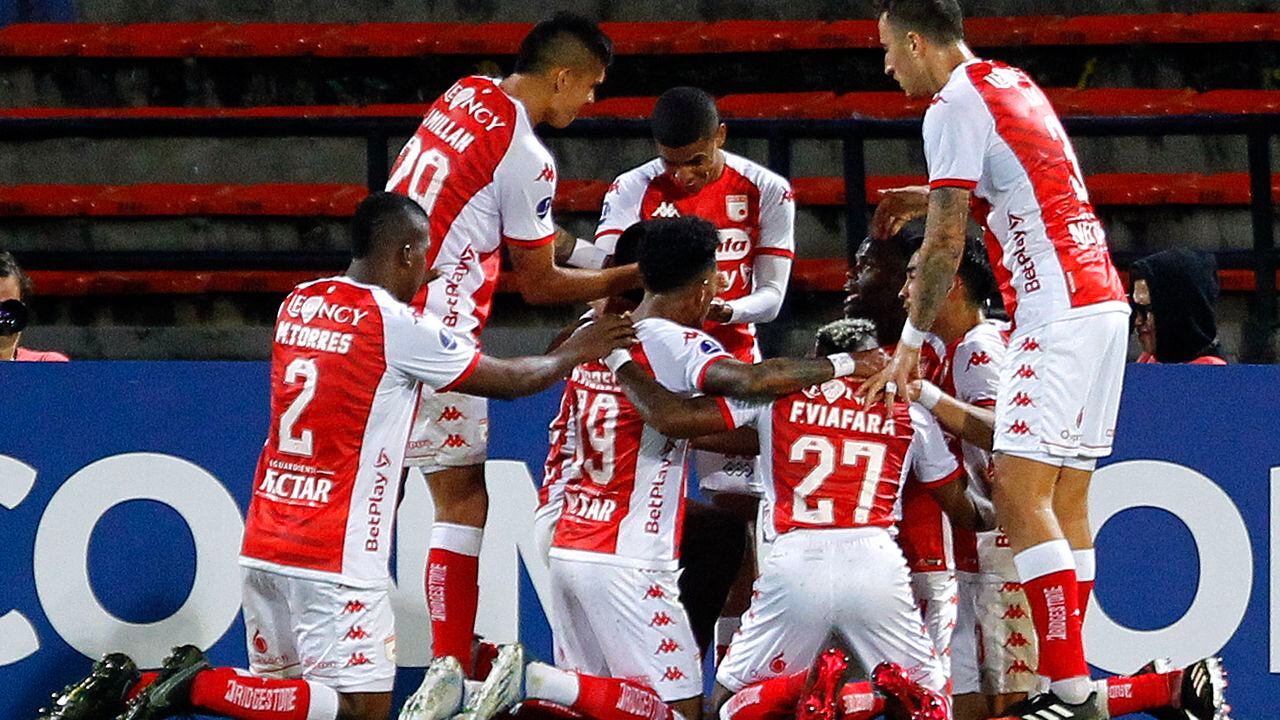 Independiente Santa Fe celebra uno de los goles ante Águilas Doradas.