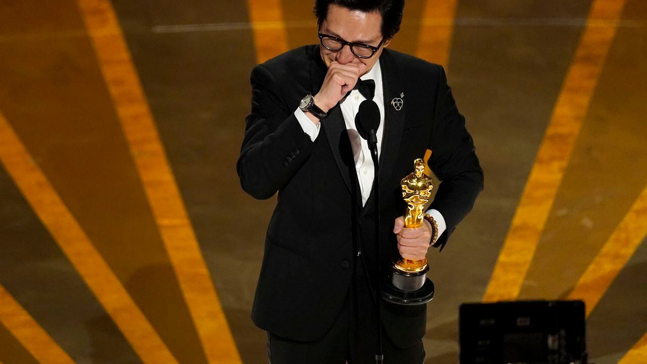 El actor Ke Huy Quan en medio de los Premios Óscar.