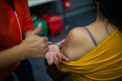 Venezuelan migrants who are in queue for delivery of their Temporary Residence Permit receive doses of the COVID-19 vaccines of Pfizer BioNTech, AstraZeneca, Sinovac, Moderna or Janssen on January 27, 2022. Colombia Migration is organizing mass events to grant more than 70.000 temporary permissions ID's to Venezuelan migrants in the span of 7 days. (Photo by Sebastian Barros/NurPhoto via Getty Images)