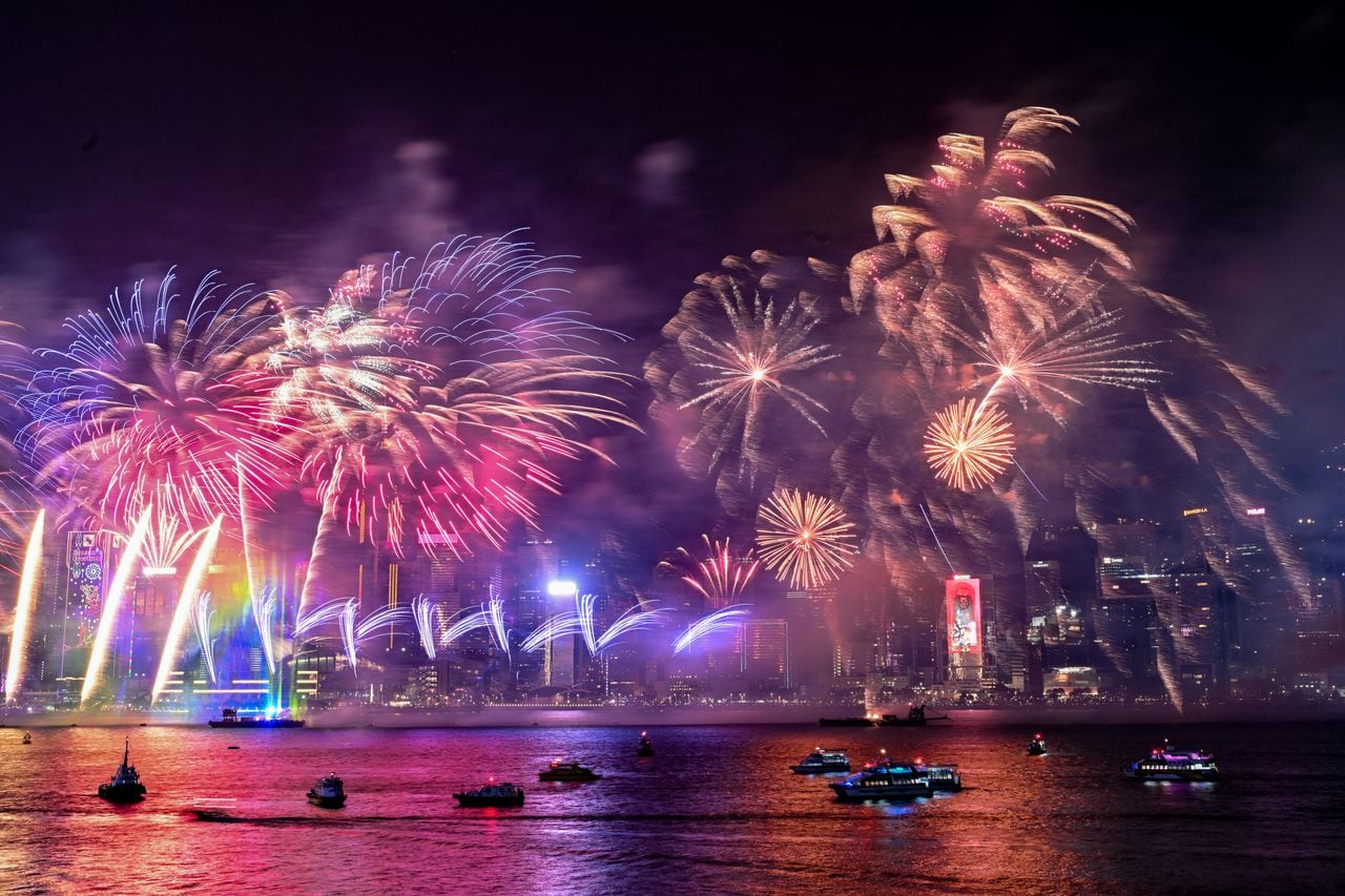 Los fuegos artificiales explotaron sobre el Puerto Victoria para celebrar el Año Nuevo en Hong Kong, el 1 de enero de 2024.