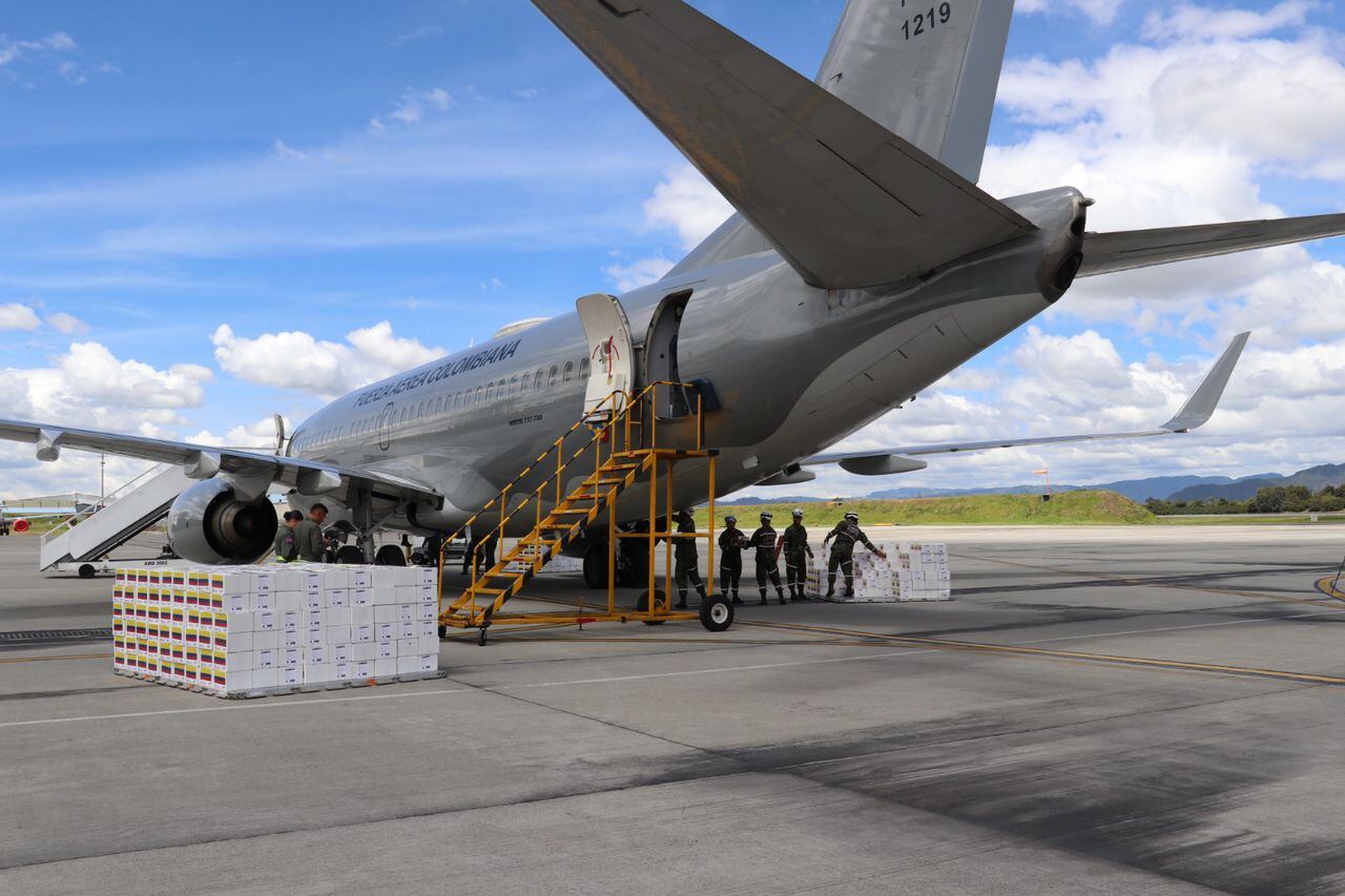 Este avión militar de Colombia llevará 15 toneladas de ayudas humanitarias a México.