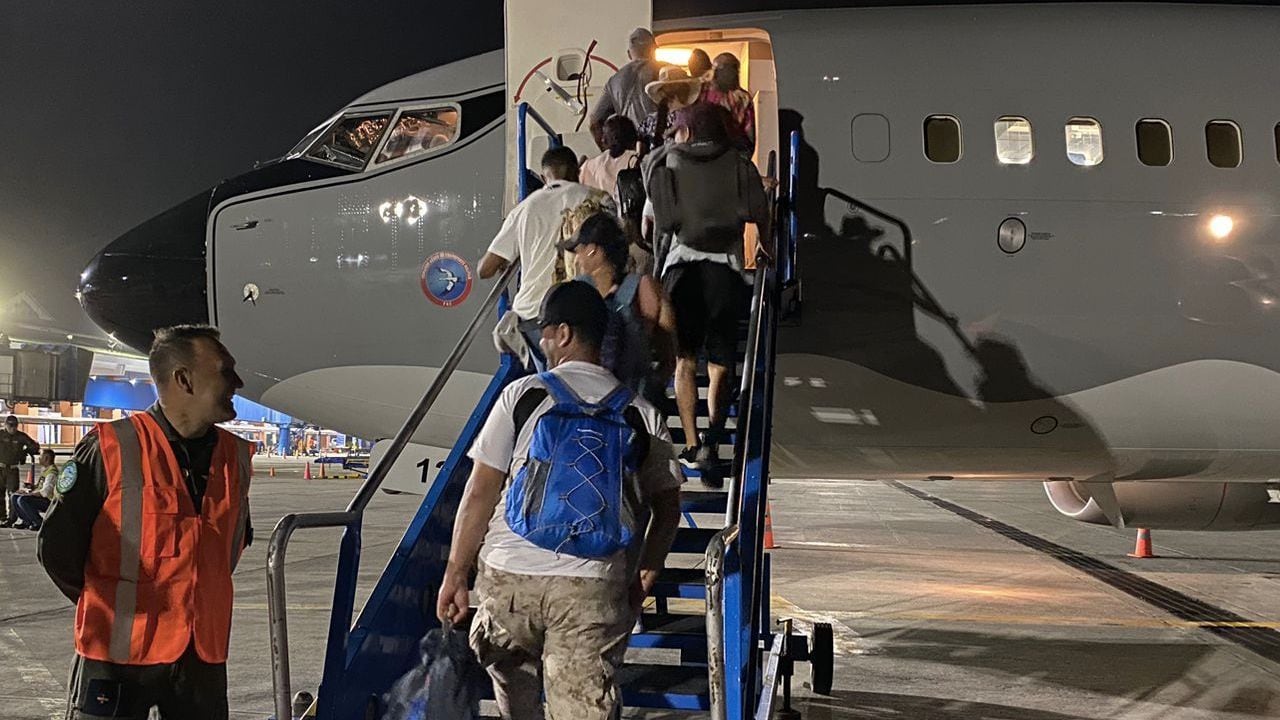 Los pasajeros abordaron un avión C-40 de la Fuerza Aérea Colombiana (FAC).