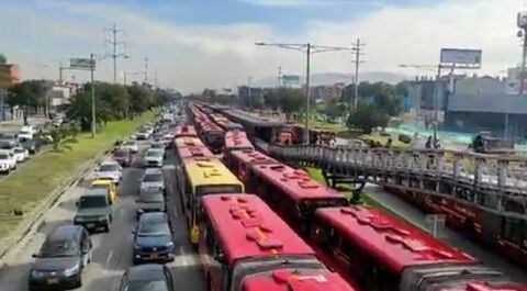 Tránsito Bogotá señaló que la situación se presenta de sur a norte, lo que ha dificultado la llegada de los usuarios que se dirigen hacia el portal ubicado sobre la calle 170.