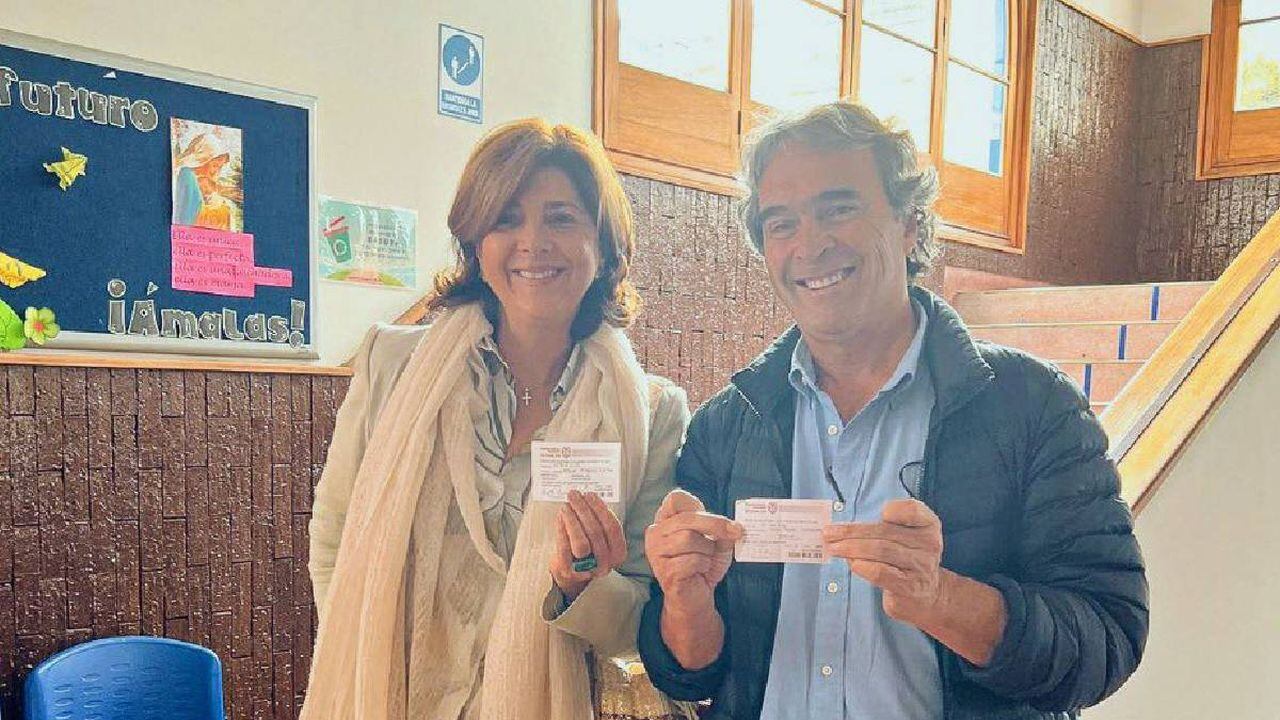 Sergio Fajardo ya está en Bogotá para recibir los resultados de las elecciones y aprovechó para acompañar a su novia a votar.