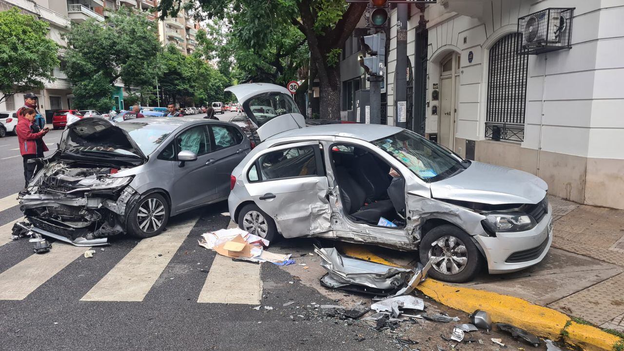 Las autoridades, que iniciaron las investigaciones, señalaron que el accidente se produjo en una de las esquinas de la intersección de la avenida Juan Bautista Alberdi y Malvinas Argentinas, del barrio de Caballito.