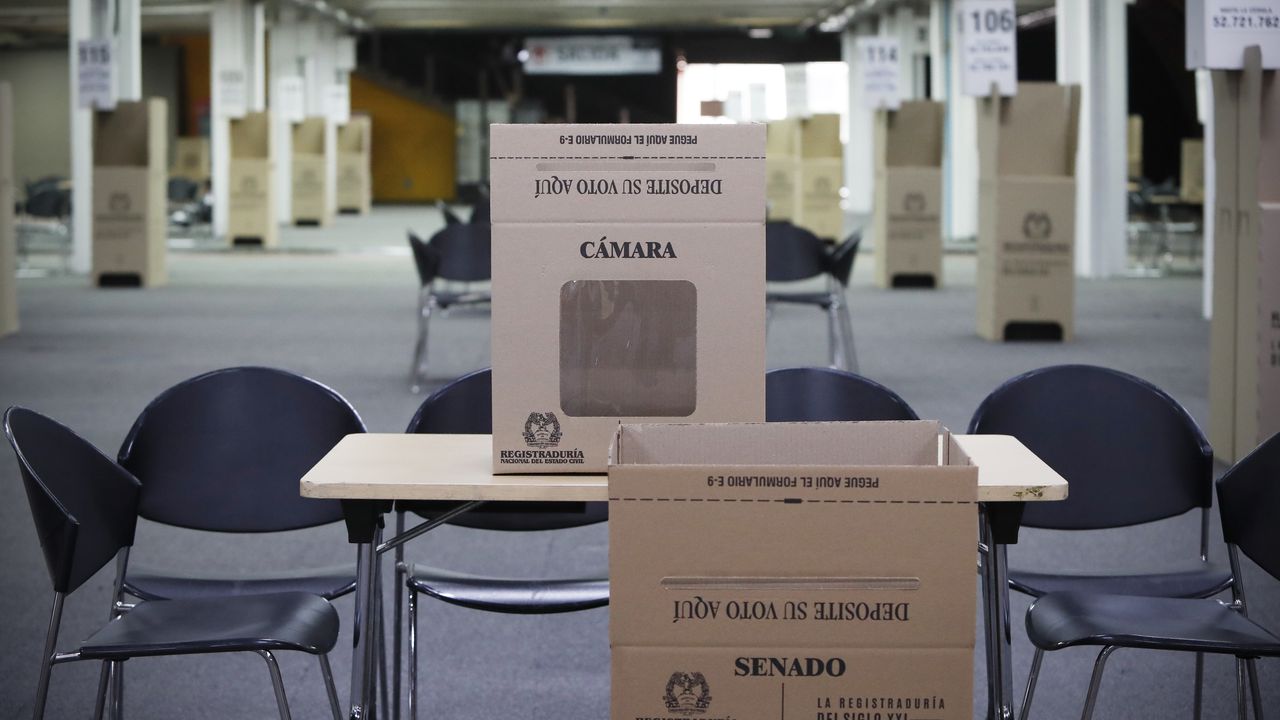 Puestos de votación, preparativos en el punto de Corferias para los comicios  elecciones 2022 organizados por la Registraduría Nacional
Bogotá marzo 11 del 2022
Foto Guillermo Torres Reina / Semana
