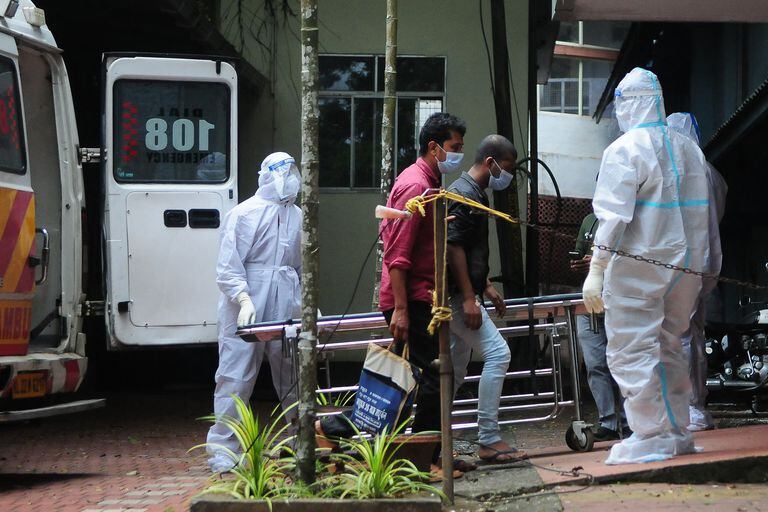 India ha frenado las reuniones públicas y cerrado algunas escuelas en el estado sureño de Kerala después de que dos personas murieran de Nipah, un virus de murciélagos o cerdos que causa fiebre mortal.