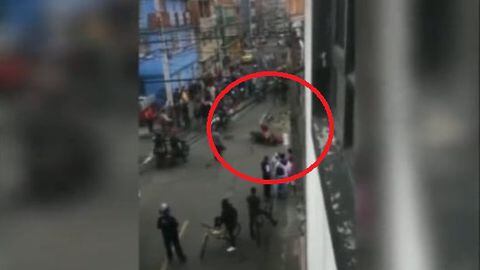 Dos sujetos al parecer acaban de cometer un hurto y su moto fue quemada