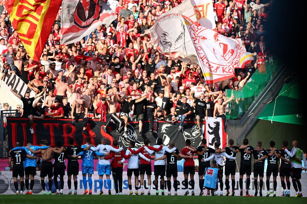 Los jugadores del FC Union Berlin celebran con sus aficionados tras la victoria de sus equipos en el partido de la Bundesliga entre el 1. FC Koeln y el 1. FC Union Berlin en el RheinEnergieStadion el 11 de septiembre de 2022 en Colonia, Alemania. (Foto de Lars Baron/Getty Images)