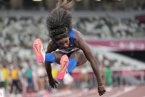 Caterine Ibarguen, de Colombia, compite en las rondas clasificatorias del triple salto femenino en los Juegos Olímpicos de Verano 2020, el viernes 30 de julio de 2021, en Tokio.