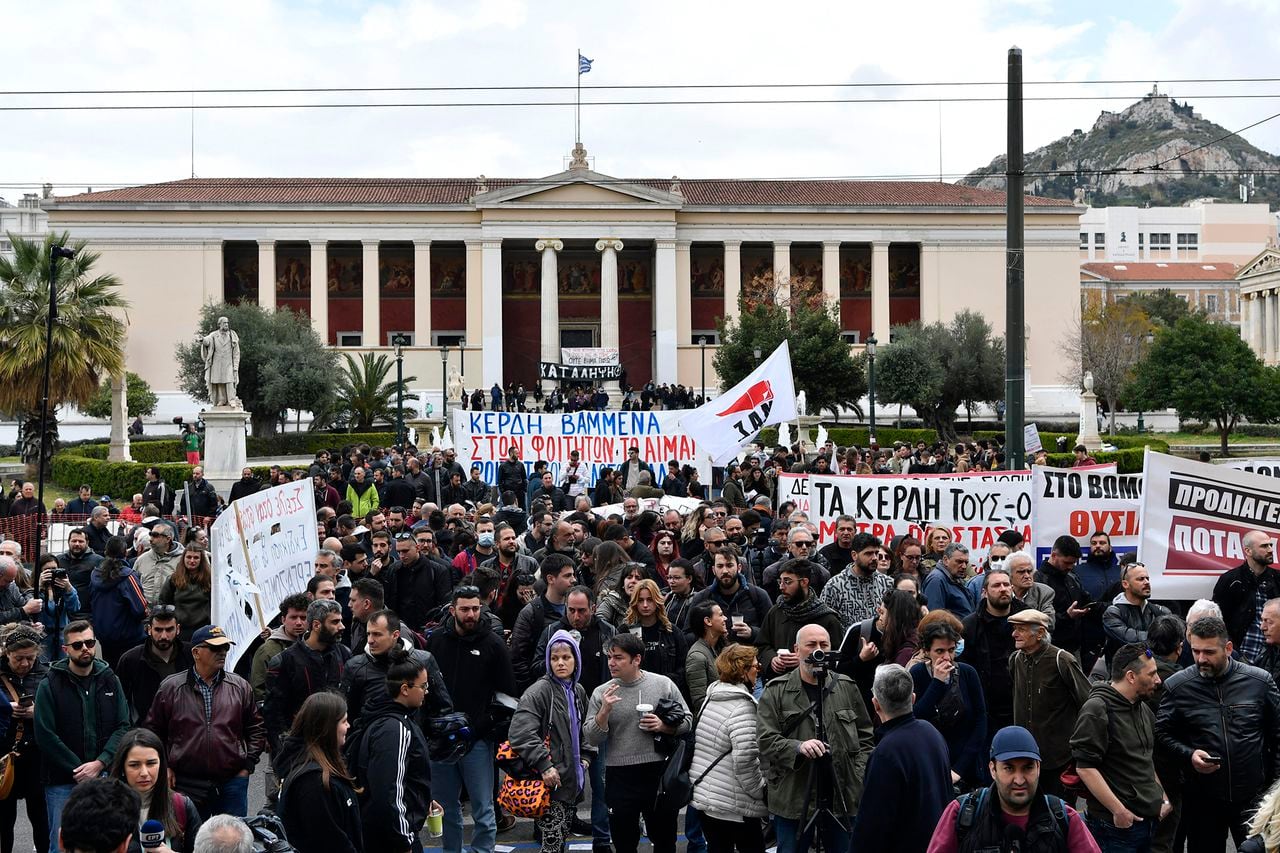 En imágenes : protestan por mortal accidente de tren en Grecia.