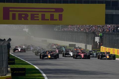Los pilotos corren al inicio de la carrera de autos del Gran Premio de México de Fórmula Uno en el autódromo Hermanos Rodríguez en la Ciudad de México, el domingo 29 de octubre de 2023. (Foto AP/Fernando Llano)