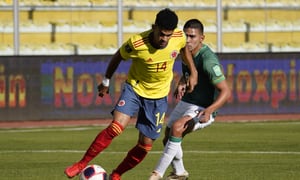 MIRAFLORES, BOLIVIA - SEPTEMBER 02: Luis Diaz of Colombia controls the ball against Diego Bejarano of Bolivia during a match between Bolivia and Colombia as part of South American Qualifiers for Qatar 2022 at Estadio Hernando Siles on September 02, 2021 in Miraflores, Bolivia. (Photo by Javier Mamani/Getty Images)