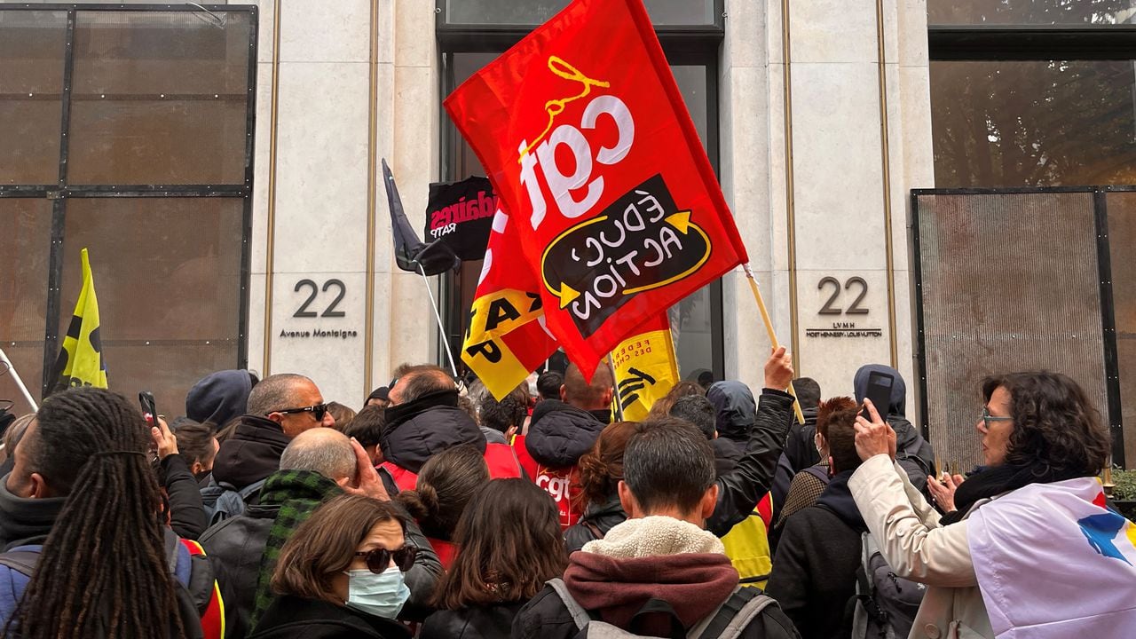 Los trabajadores franceses de SNCF, miembros de los sindicatos franceses CGT y Sud Rail ingresan a la sede del minorista de lujo Louis Vuitton durante una manifestación en París como parte del 12º día de huelgas y protestas nacionales