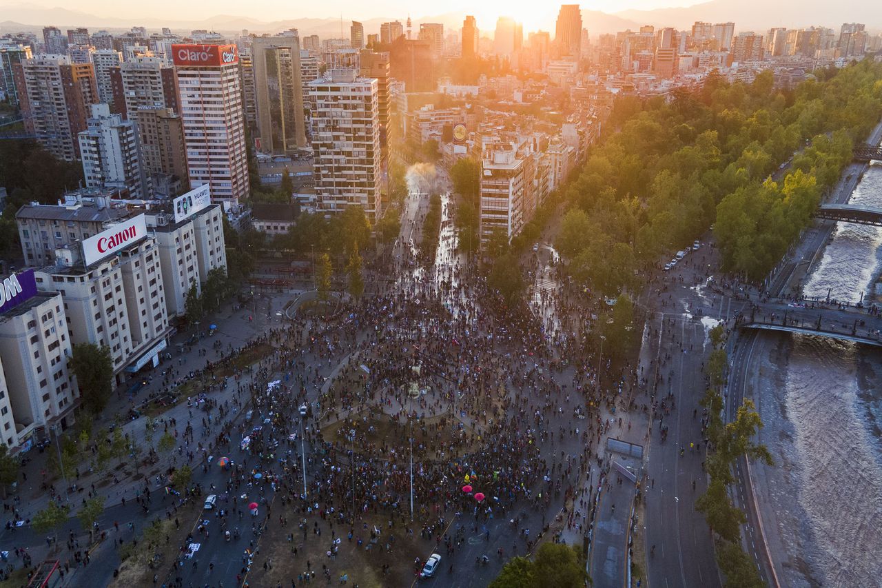 Manifestantes antigubernamentales se reúnen en la Plaza Italia. Foto: AP / Esteban Felix.