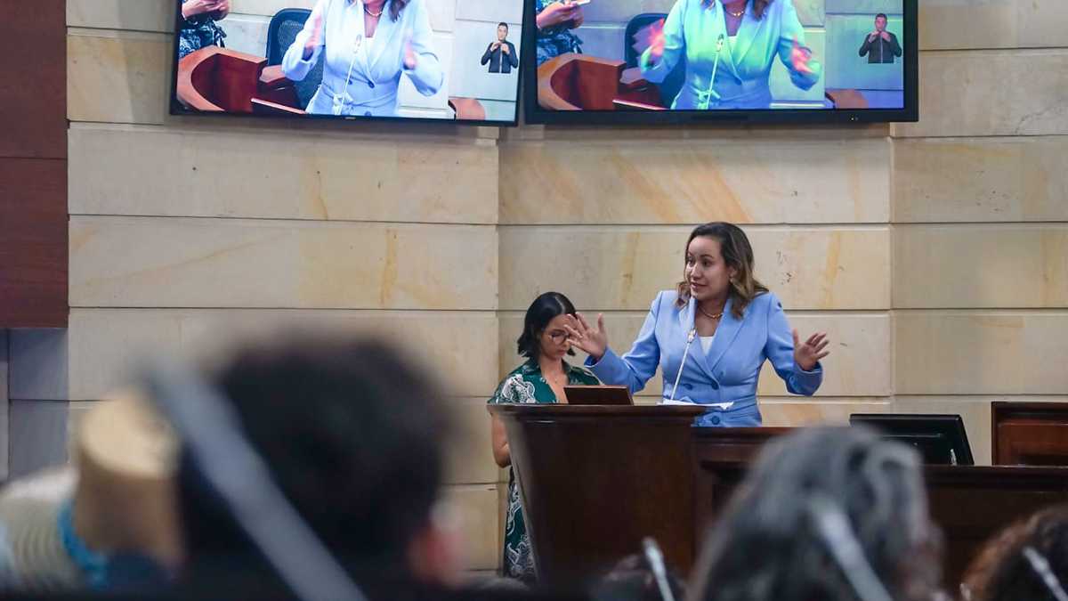 Ministra de la Salud y Protección Social, Carolina Corcho, en el debate de control político en el Senado de la República.