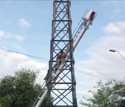 Hombre subió a lo alto de una torre de energía