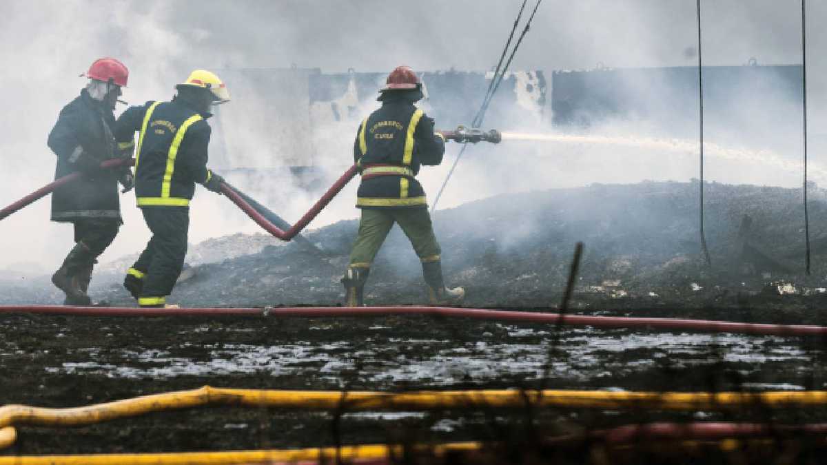 Los bomberos trabajan para apagar un incendio en una instalación de almacenamiento de petróleo en Matanzas, Cuba, el martes 9 de agosto de 2022. Foto: Yamil Lage, vía AP.