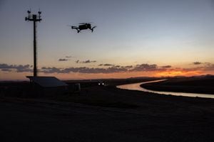 Un dron DJI Mavic 3 vuela frente a una torre de vigilancia. (Foto de JOHN MOORE/GETTY IMAGES NORTH AMERICA/Getty Images vía AFP)