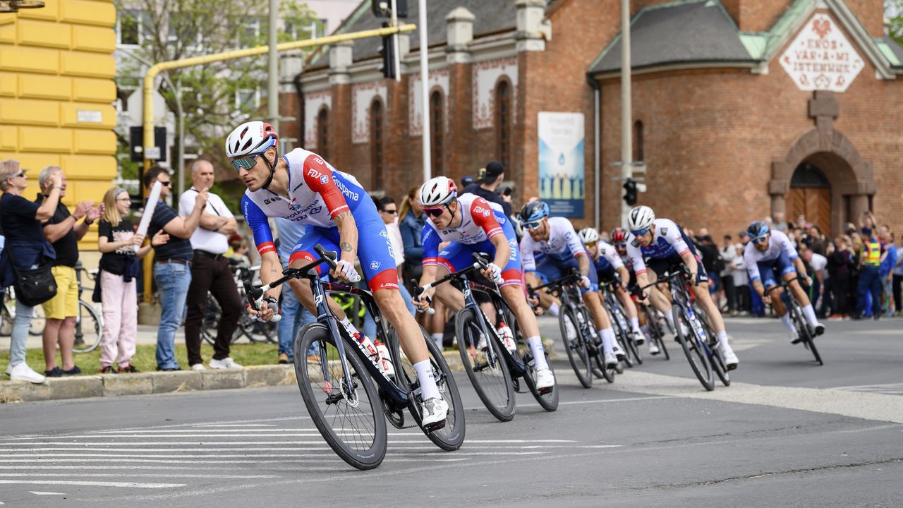El pelotón del Giro de Italia en la primera etapa entre Budapest - Visegrád en Hungría