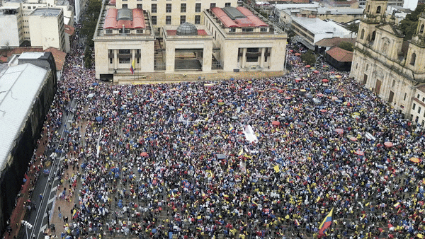 Plaza de Bolívar durante las manifestaciones contra Petro.